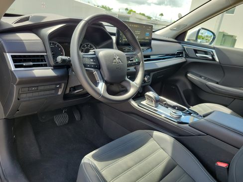 Used 2025 Mitsubishi Outlander SE FWD image 9