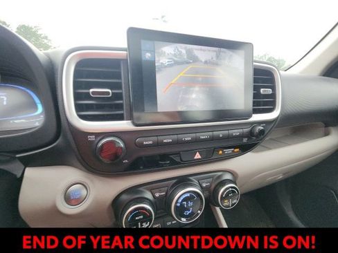 Used 2024 Hyundai Venue SEL image 25