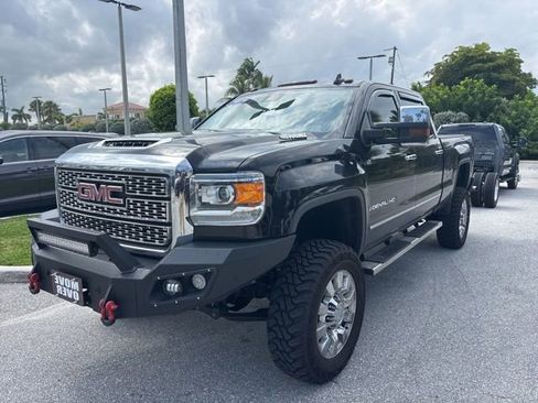 Used 2019 GMC Sierra 2500 Denali w/ Duramax Plus Package AWD/4WD image 5