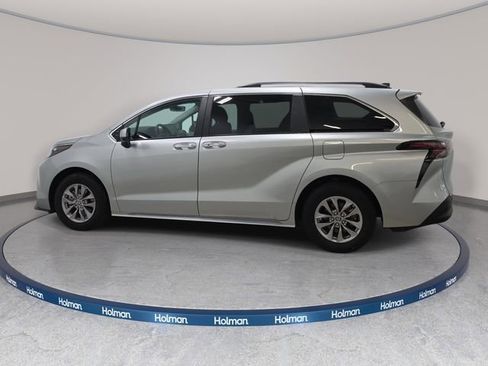 Used 2024 Toyota Sienna XLE FWD image 8