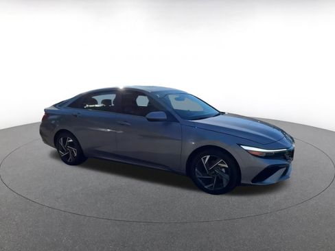 Used 2025 Hyundai Elantra SEL image 2