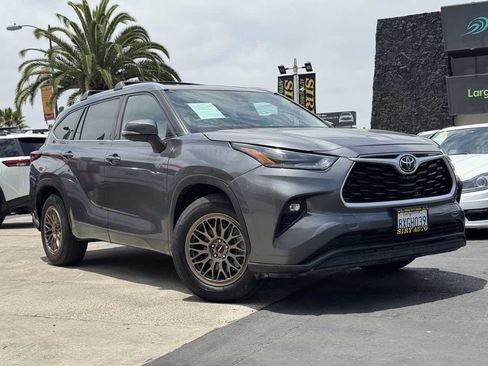 Used 2021 Toyota Highlander XLE FWD image 2