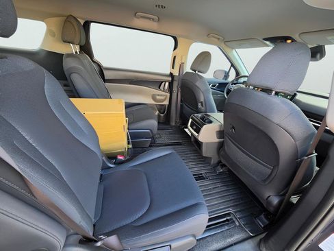 Used 2025 Kia Carnival LX FWD image 26