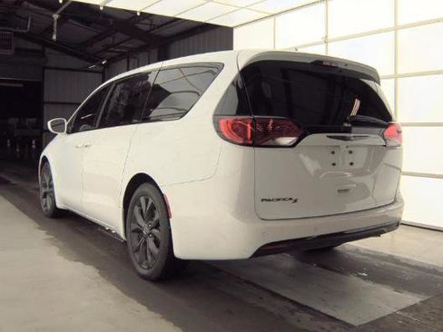 Used 2018 Chrysler Pacifica Touring Plus w/ S Appearance Package FWD image 2