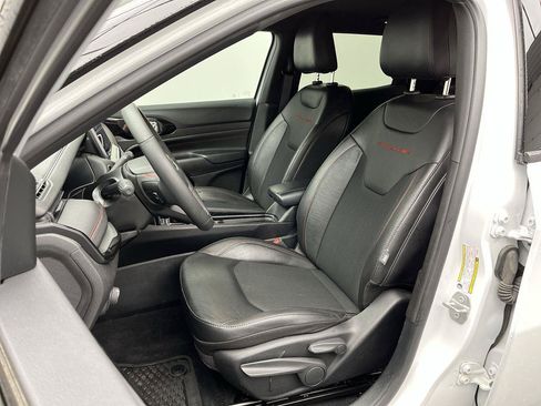 Used 2025 Jeep Compass Trailhawk AWD/4WD image 8
