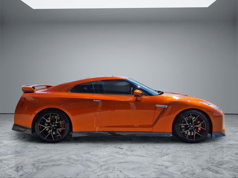 Used 2018 Nissan GT-R Premium w/ Premium Interior Package AWD/4WD image 9