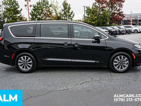 Used 2024 Chrysler Pacifica Select image 9