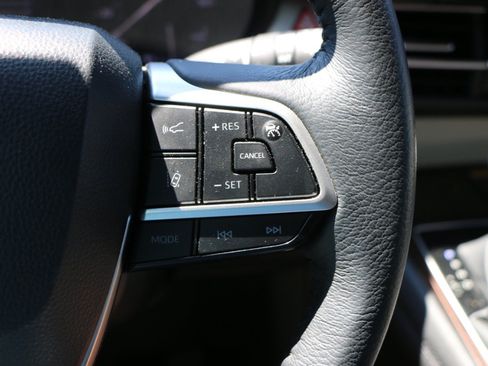 Used 2024 Toyota Sienna XLE w/ XLE Plus Package FWD image 19