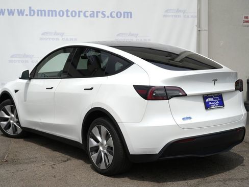 Used 2023 Tesla Model Y AWD image 4