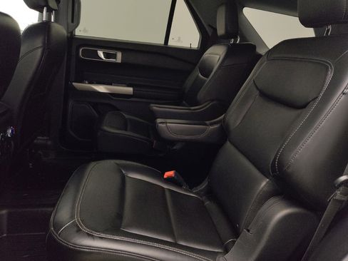 Used 2021 Ford Explorer XLT w/ Equipment Group 202A AWD/4WD image 18