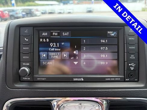 Used 2015 Chrysler Town & Country Touring FWD image 32