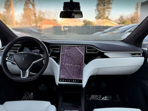 Used 2016 Tesla Model X 60D image 10