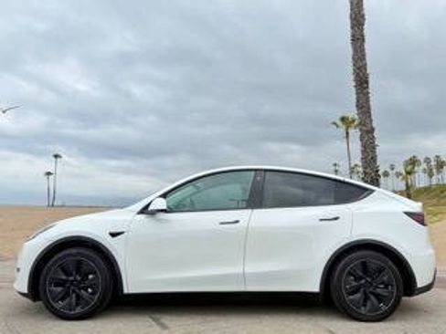 Used 2021 Tesla Model Y 2WD image 2