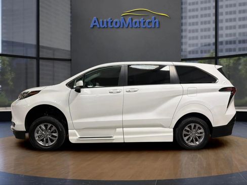 Used 2024 Toyota Sienna LE image 6