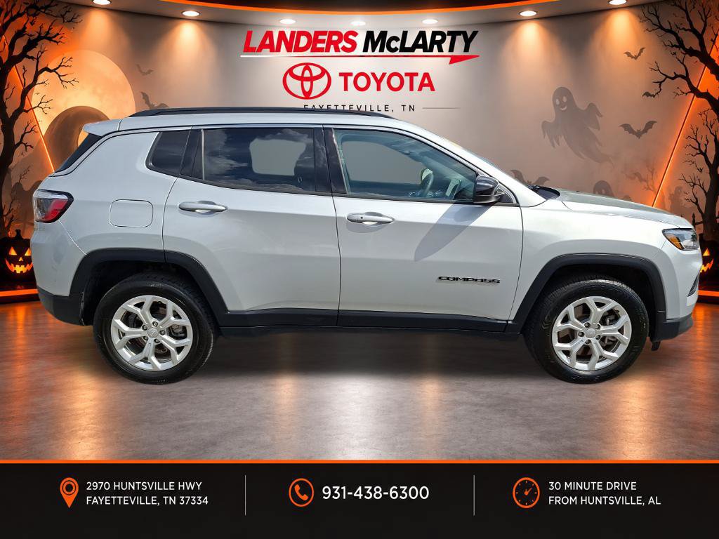 Used 2024 Jeep Compass Latitude AWD/4WD image 2
