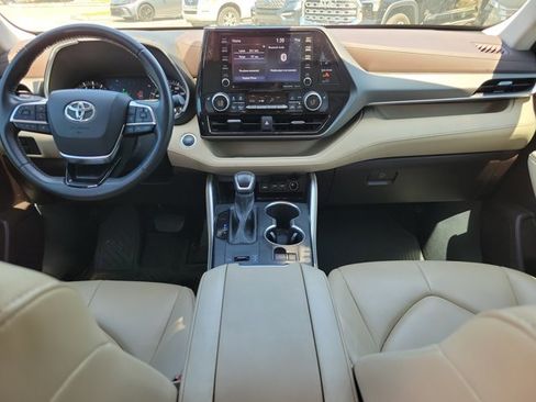 Used 2021 Toyota Highlander XLE image 11