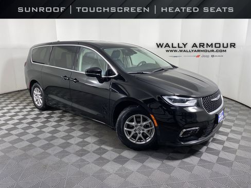 Used 2024 Chrysler Pacifica Touring-L image 1