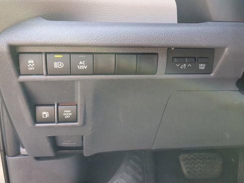 Used 2022 Toyota Sienna XLE image 27