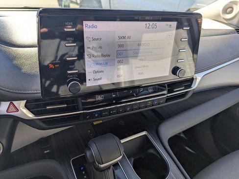 Used 2024 Toyota Sienna Limited image 18