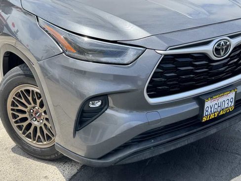 Used 2021 Toyota Highlander XLE FWD image 3
