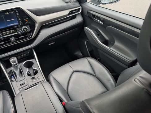 Used 2020 Toyota Highlander XLE AWD/4WD image 11