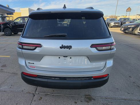 Used 2024 Jeep Grand Cherokee L Laredo image 6