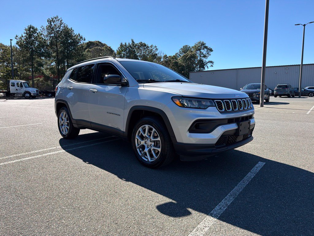 Used 2024 Jeep Compass Latitude AWD/4WD image 4