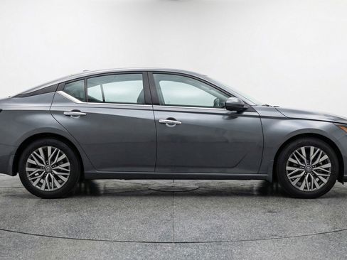 Used 2025 Nissan Altima 2.5 SV image 11