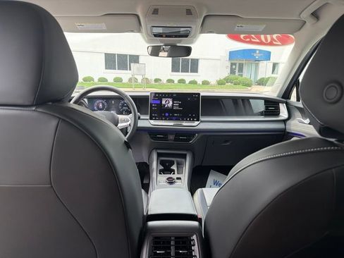 Used 2025 Volkswagen Tiguan SE AWD/4WD image 21