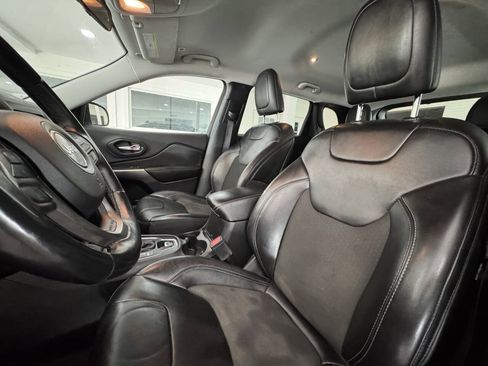 Used 2019 Jeep Cherokee Latitude Plus w/ Cold Weather Group AWD/4WD image 17