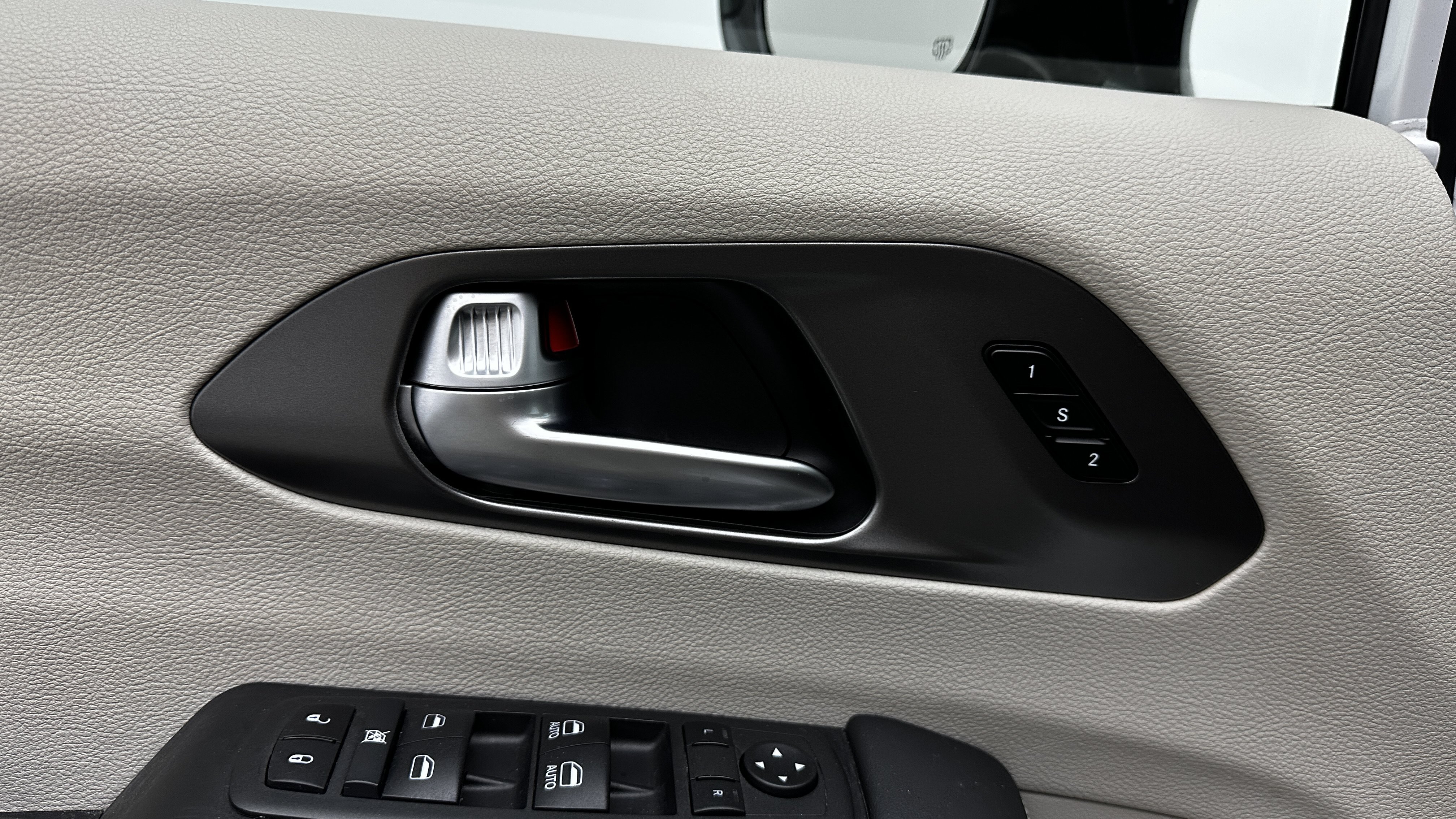Used 2024 Chrysler Pacifica Touring-L FWD image 12