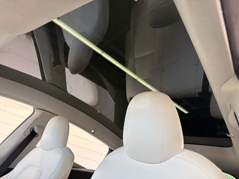 Used 2022 Tesla Model Y Long Range image 18