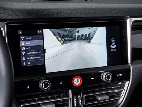 Certified 2025 Porsche Macan image 23