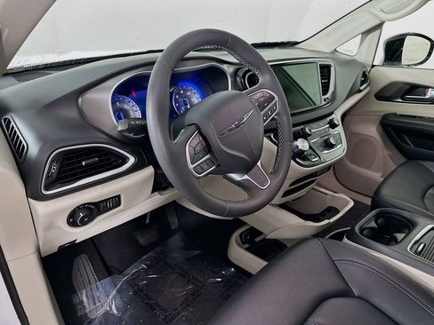 Certified 2024 Chrysler Pacifica Touring-L image 16