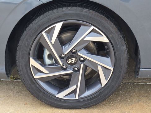 Used 2025 Hyundai Elantra Limited FWD image 12