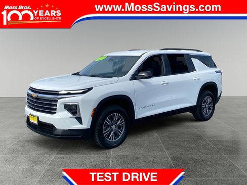 Used 2025 Chevrolet Traverse LT image 1