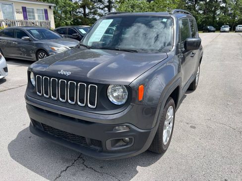 Used 2018 Jeep Renegade Latitude AWD/4WD image 2