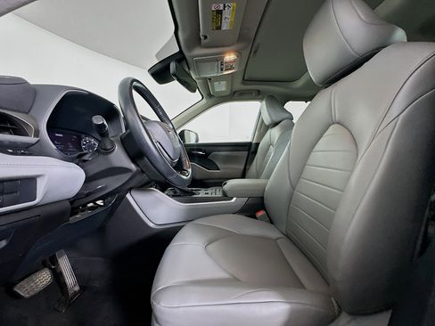 Used 2021 Toyota Highlander XLE AWD/4WD image 13