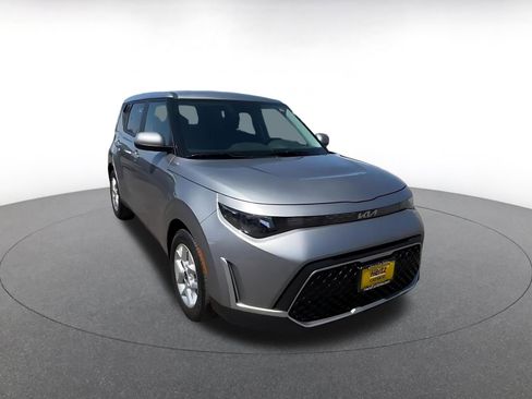 Used 2025 Kia Soul LX w/ LX Technology Package FWD image 3