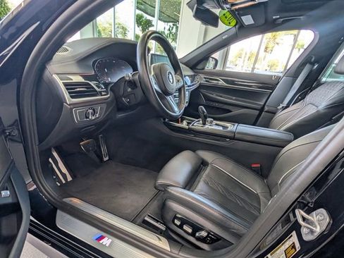 Used 2022 BMW 740i w/ M Sport Package image 6