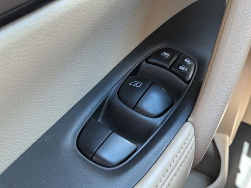 Used 2020 Nissan Rogue SV FWD image 22