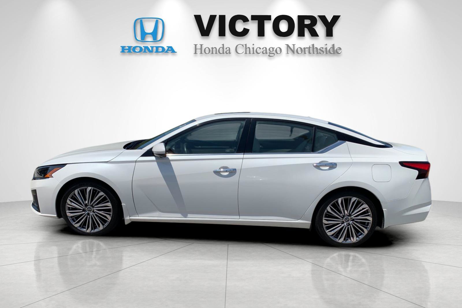 Used 2024 Nissan Altima 2.5 SL FWD image 2