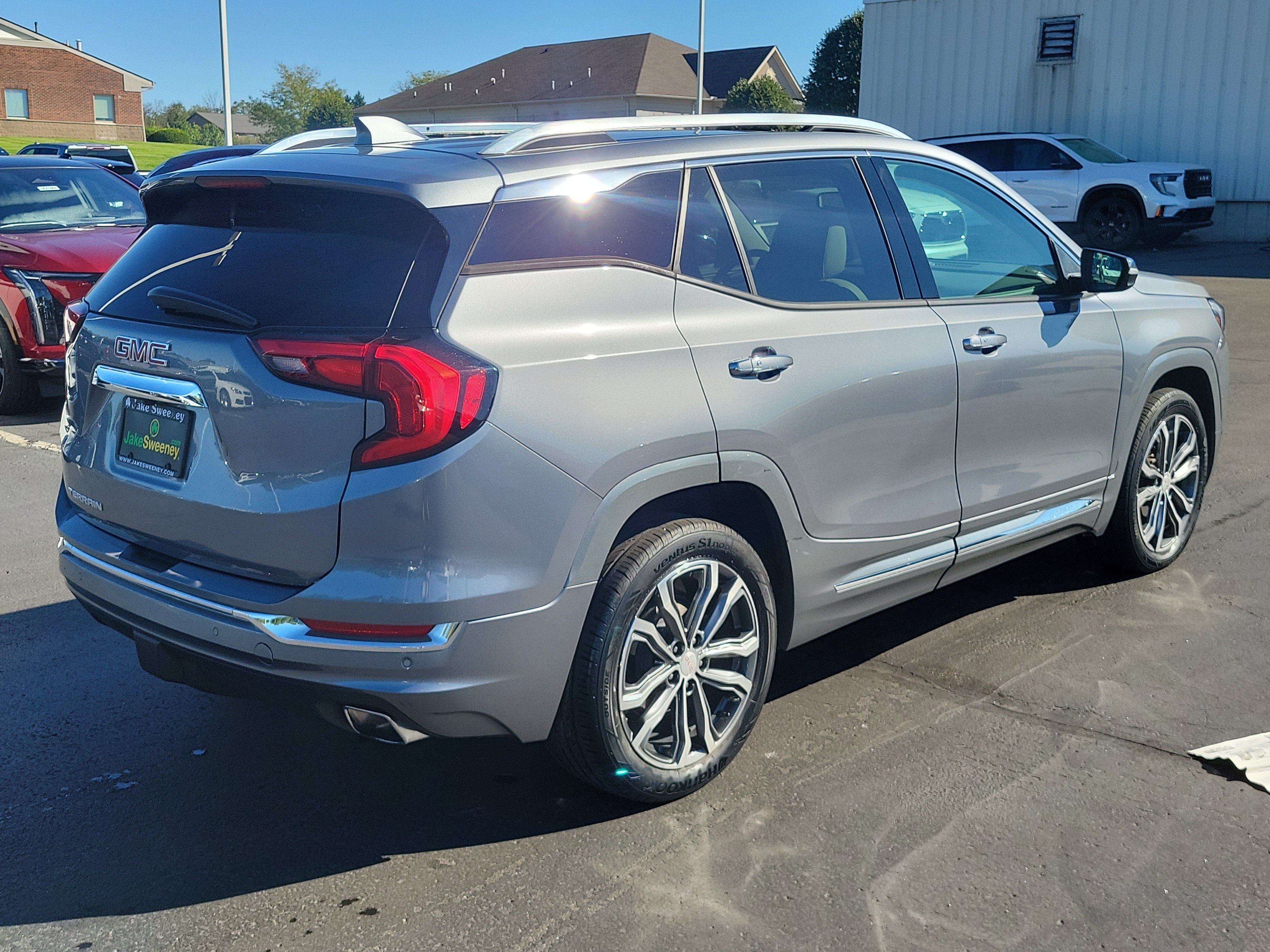 Used 2020 GMC Terrain Denali w/ Denali Premium Package FWD image 4