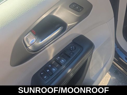 Used 2022 Chrysler Pacifica Touring-L FWD image 13