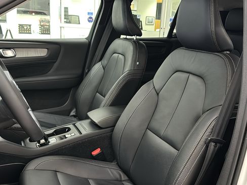 Used 2023 Volvo XC40 B5 Core w/ Convenience Package AWD/4WD image 23