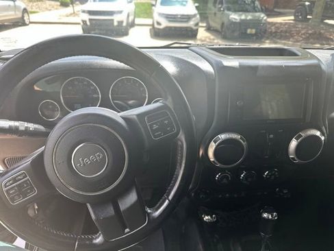 Used 2017 Jeep Wrangler Unlimited Sahara w/ Connectivity Group AWD/4WD image 10