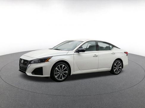 Used 2025 Nissan Altima 2.5 SV FWD image 3