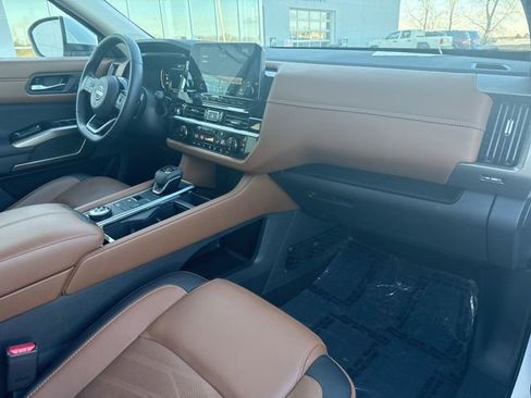 Used 2025 Nissan Pathfinder Platinum image 32