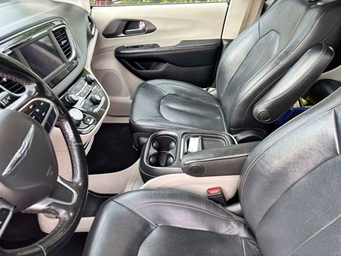 Used 2020 Chrysler Pacifica Touring-L FWD image 18