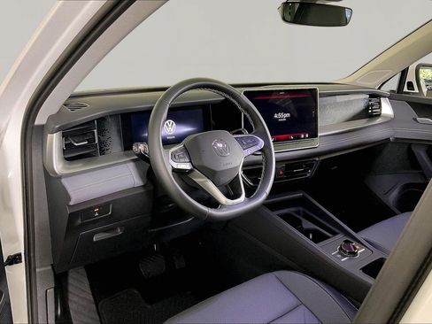Used 2025 Volkswagen Tiguan SE AWD/4WD image 12